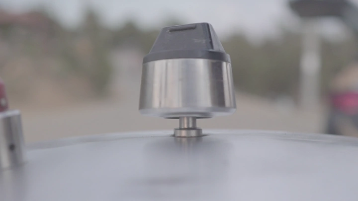 غطاء قدر ضغط معدني، لقطة قريبة في الهواء الطلق.