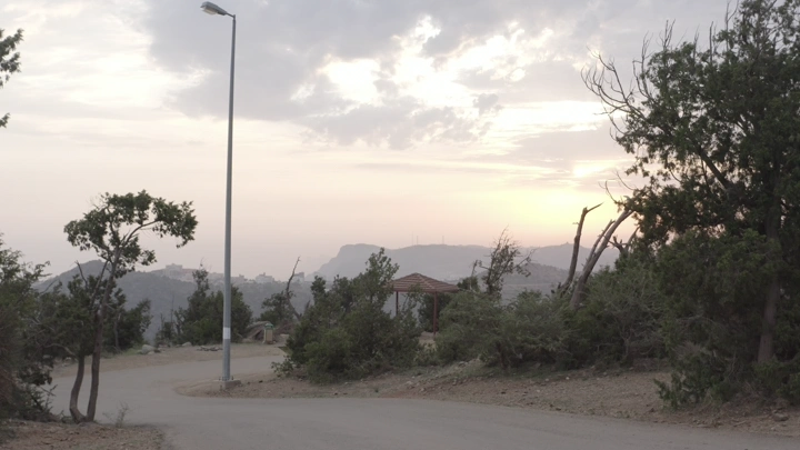 طريق عقبة حزنه في الباحة عند الغروب، لقطة جوية.
