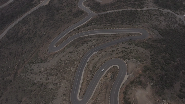 طريق عقبة حزنه في جبال الباحة، لقطة جوية.
