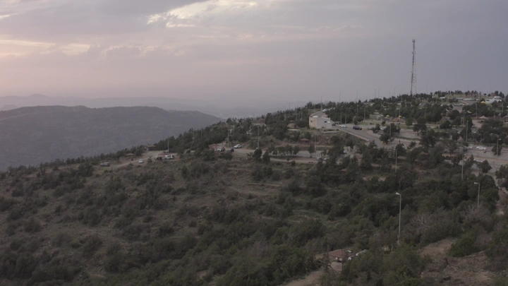 طريق عقبة حزنه في الباحة عند الغروب، لقطة جوية.