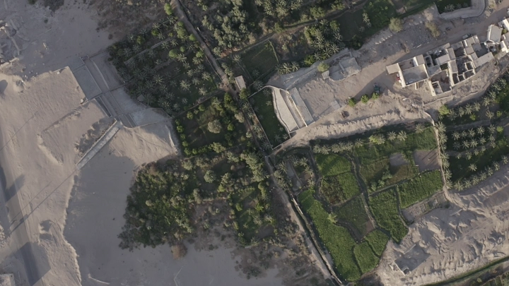 لقطة جوية لمزرعة، تُظهر الحقول والمباني، لقطة جوية اسقاطية.