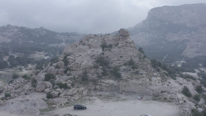 تكوين صخري في النماص تحت سماء غائمة، لقطة جوية.