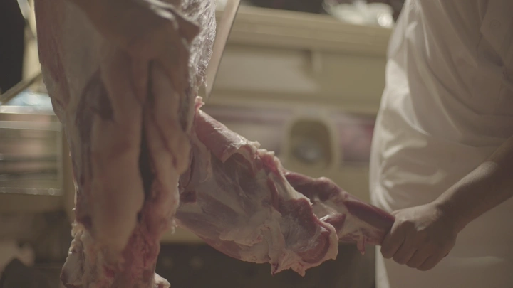 لحم طازج يقطع في الهواء الطلق، لقطة قريبة.