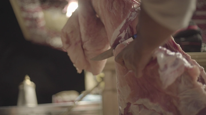 تقطيع لحم في الهواء الطلق، لقطة مقربة.