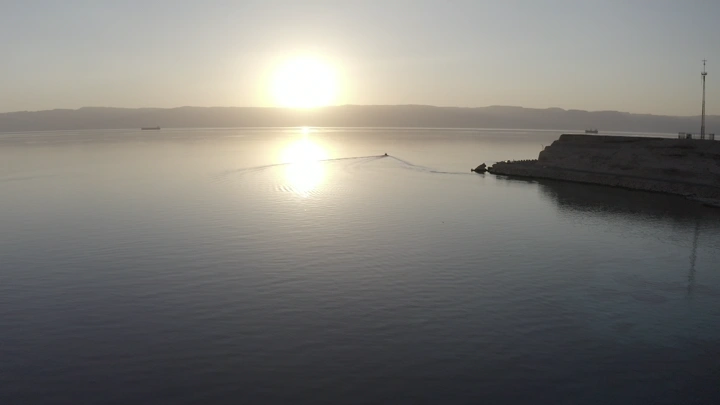 غروب الشمس فوق البحر في محافظة حقل، منظر جوي.