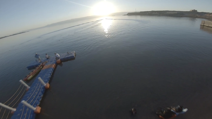 قارب في شاطئ محافظة حقل عند الغروب، لقطة جوية.