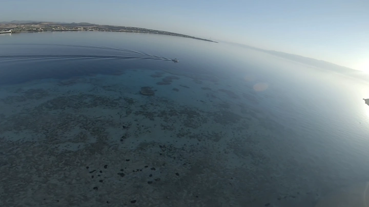 قارب في شاطئ البحر في محافظة حقل، لقطة جوية.