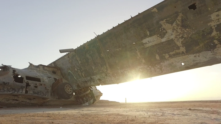 طائرة مهجورة على شاطئ رأس الشيخ حيد في تبوك، لقطة منخفضة.