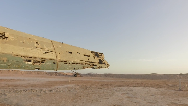 طائرة مهجورة في شاطئ رأس الشيخ حيد بتبوك، لقطة أرضية.