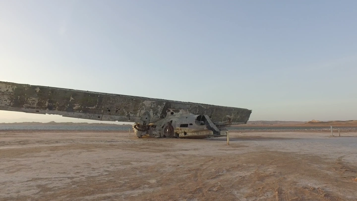 طائرة مهجورة على شاطئ رأس الشيخ حيد في تبوك، لقطة أرضية.