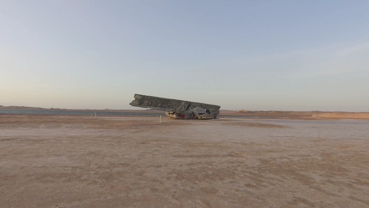 طائرة مهجورة على شاطئ رأس الشيخ حيد في تبوك، لقطة جوية.
