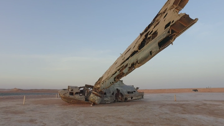 حطام طائرة مهجورة على شاطئ رأس الشيخ حيد في تبوك، لقطة أرضية.