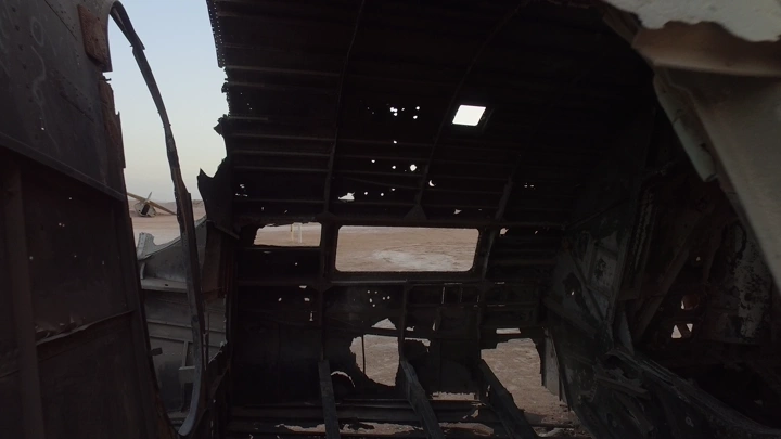 هيكل طائرة مهجورة على شاطئ رأس الشيخ حيد في تبوك، لقطة داخلية.