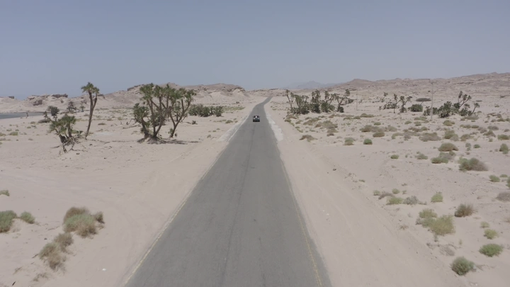 طريق صحراوي يمتد بين تبوك ونيوم، لقطة جوية.