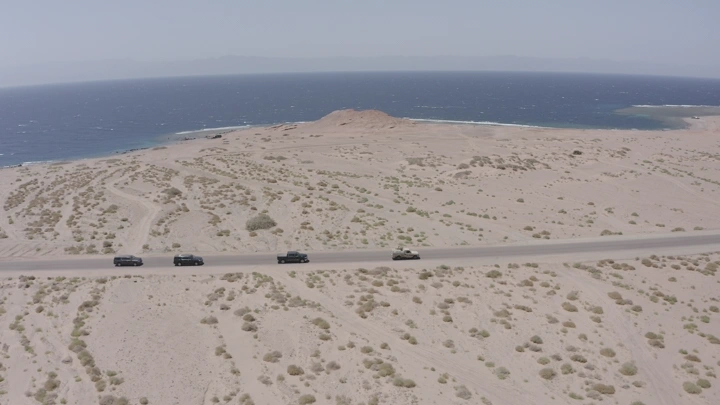 طريق ساحلي مع سيارات بين تبوك ونيوم، لقطة جوية.