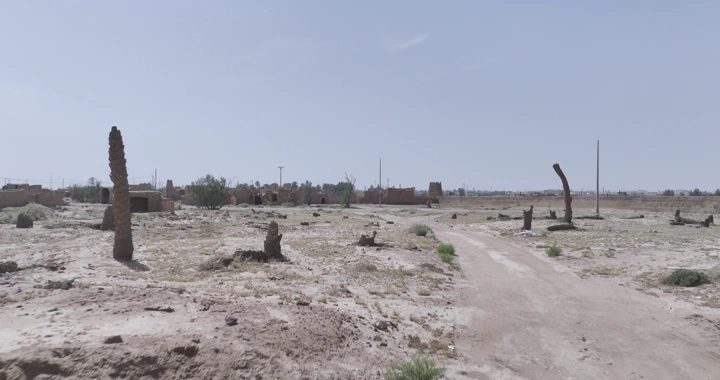 منظر لبيوت طينية في رياض الخبراء القديمة، لقطة نهارية.