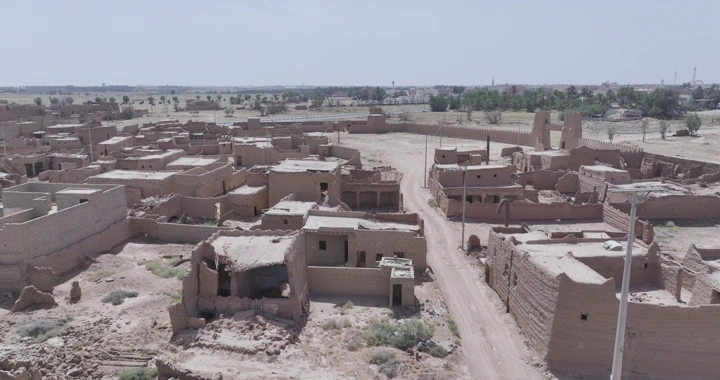 مباني طينية في رياض الخبراء القديمة، لقطة جوية.