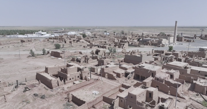 البيوت الطينية في رياض الخبراء القديمة، لقطة جوية نهارية.