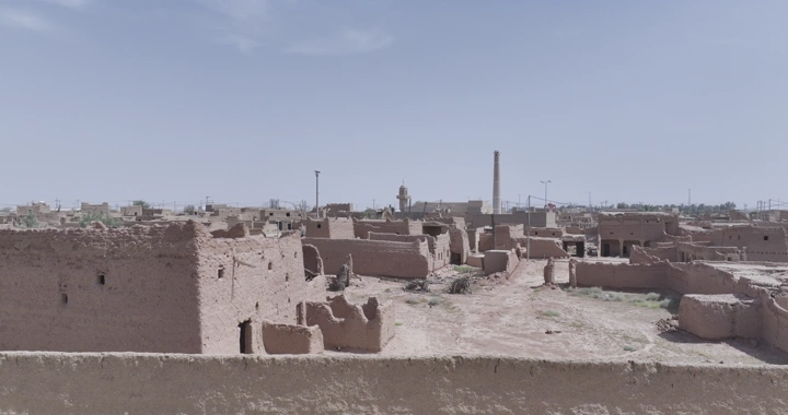 أطلال رياض الخبراء القديمة تحت سماء زرقاء، لقطة جوية.