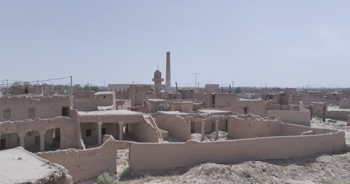 مباني طينية في رياض الخبراء القديمة تحت سماء صافية، لقطة نهارية.