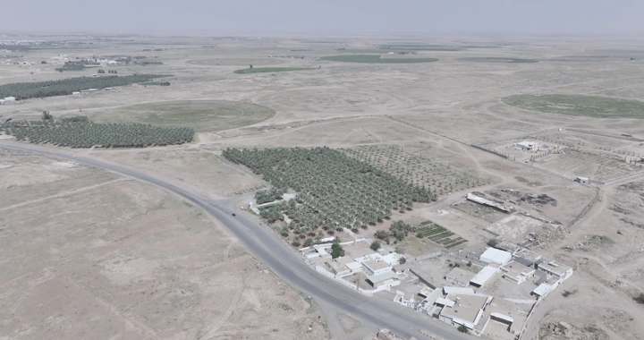 منظر جوي لرياض الخبراء القديمة في الصحراء، لقطة درون.