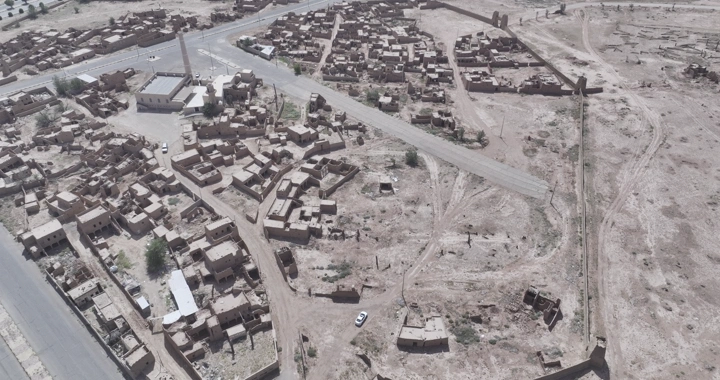 لقطة جوية لرياض الخبراء القديمة في النهار، تظهر المباني التراثية.