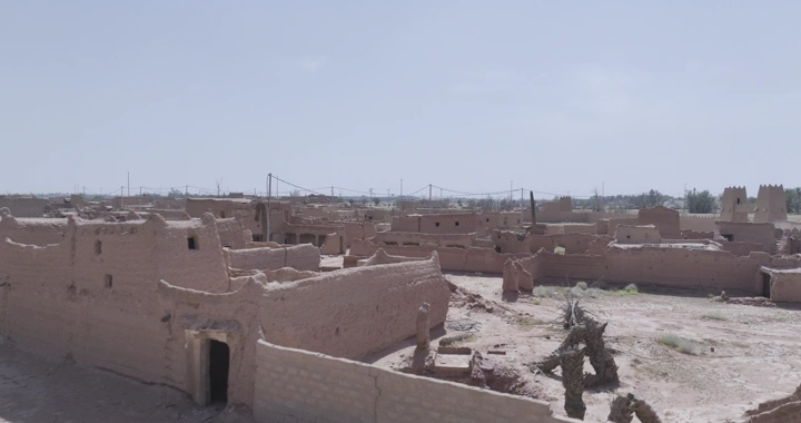 مباني طينية في رياض الخبراء القديمة تحت سماء صافية، لقطة جوية.