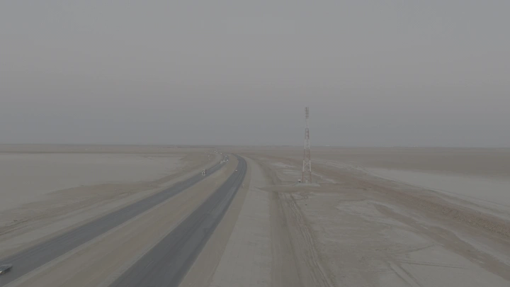 طريق صحراوي طويل في طريق القصيم، لقطة جوية.