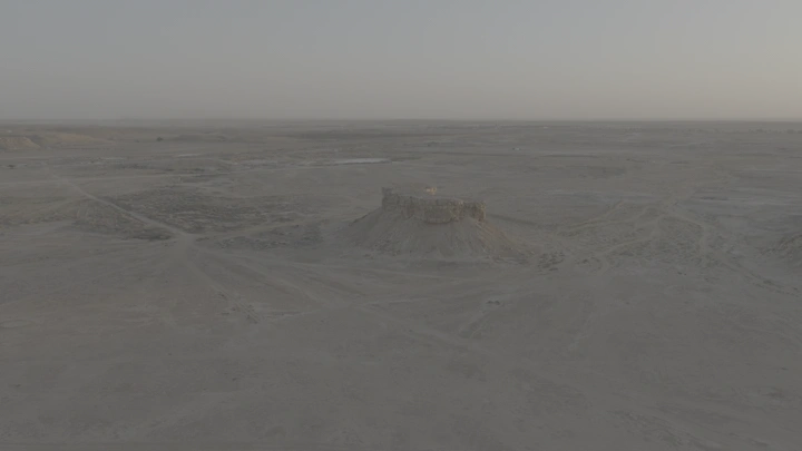 هضبة في القصيم عند الغروب، لقطة جوية.