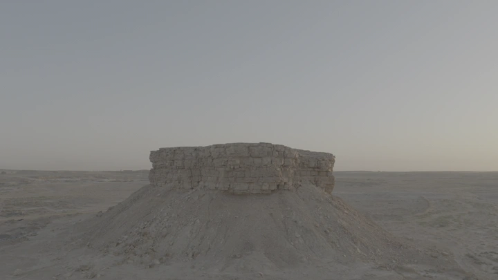 هضبة في القصيم عند الغروب، لقطة جوية.