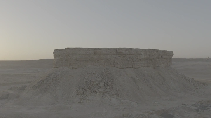 هضبة في القصيم عند الغروب، لقطة جوية.