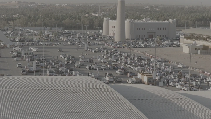 سوق التمر في القصيم خلال النهار، لقطة جوية.