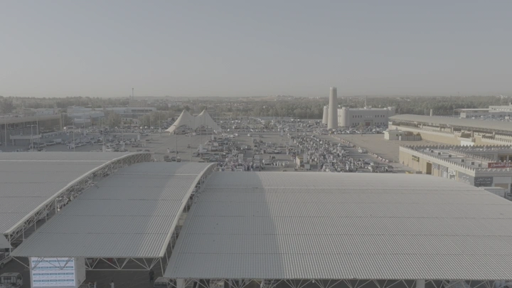 منظر جوي لسوق التمر في القصيم خلال النهار، لقطة جوية.