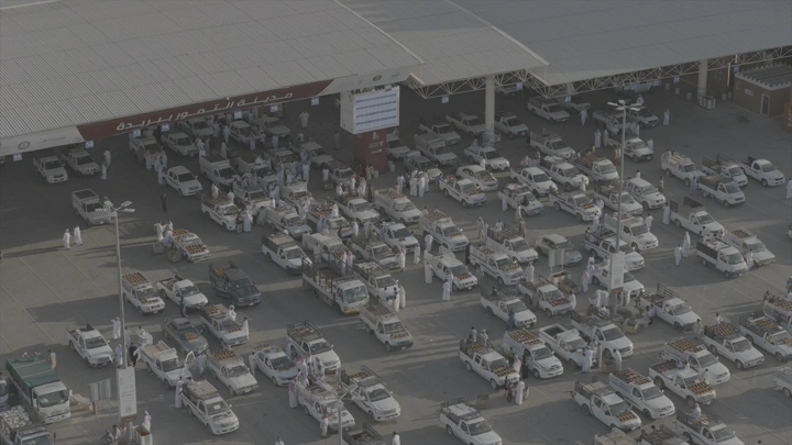 سوق التمر في القصيم مزدحم بالسيارات، لقطة جوية.