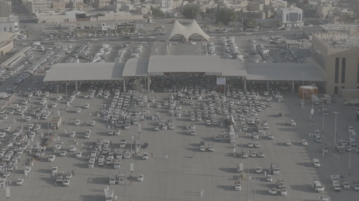 سوق التمر في القصيم من الأعلى، لقطة جوية نهارية.