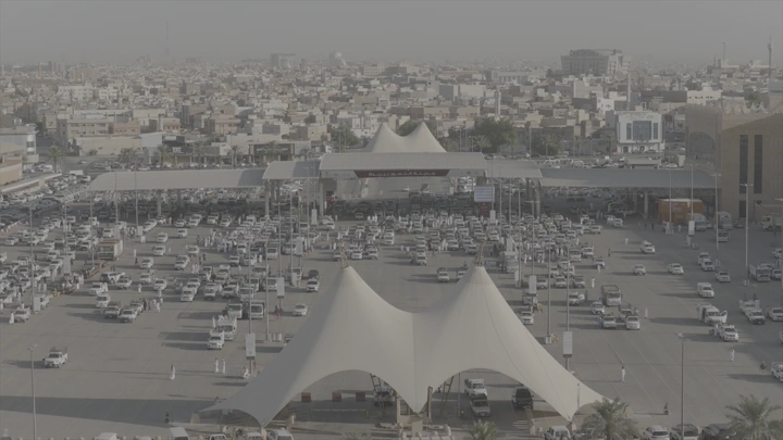 سوق التمر في القصيم خلال النهار، لقطة جوية.