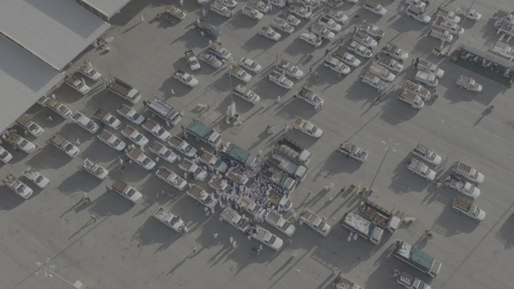 سوق التمر في القصيم من الأعلى، لقطة جوية نهارية.