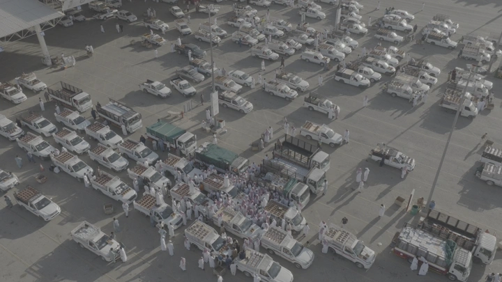 سوق التمر في القصيم نهارًا، لقطة جوية.