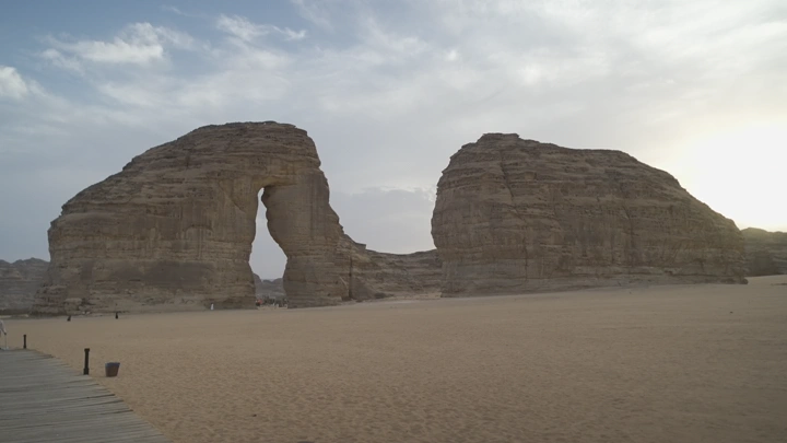 جبل الفيل في العلا عند الغروب، لقطة واسعة.