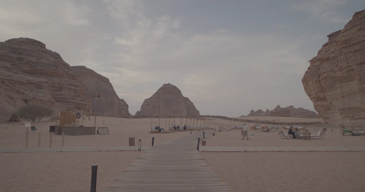 ممر خشبي بين جبال العلا، تصوير نهاري واسع.