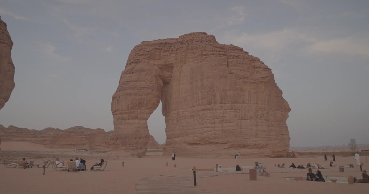 جبل الفيل في العلا عند الغروب، لقطة من الأرض.