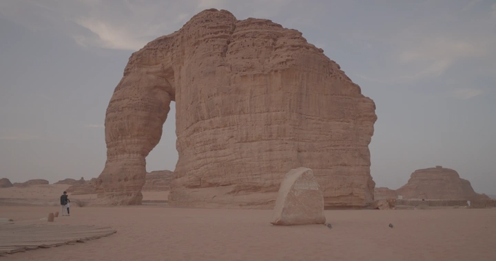 جبل الفيل في العلا، لقطة أرضية نهارية.