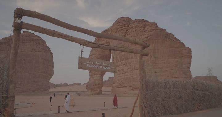 جبل الفيل في العلا عند الغروب، لقطة واسعة.