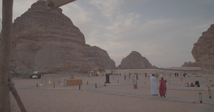 جبال العلا في المساء مع أشخاص يتجولون، لقطة واسعة.