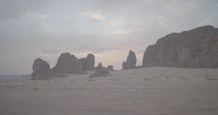 تكوينات صخرية في جبال العلا عند الغروب، لقطة واسعة.