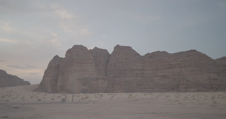 جبال العلا في الصحراء عند الغروب، لقطة واسعة.