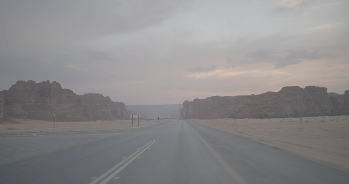 طريق بين جبال العلا عند الغروب، لقطة من الأرض.