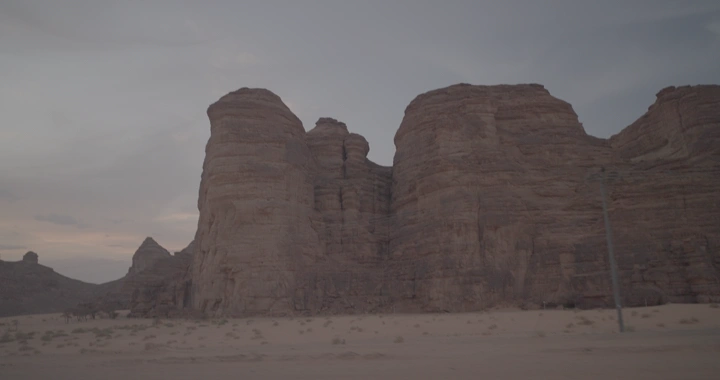 جبال العلا في الصحراء عند الغروب، لقطة واسعة.