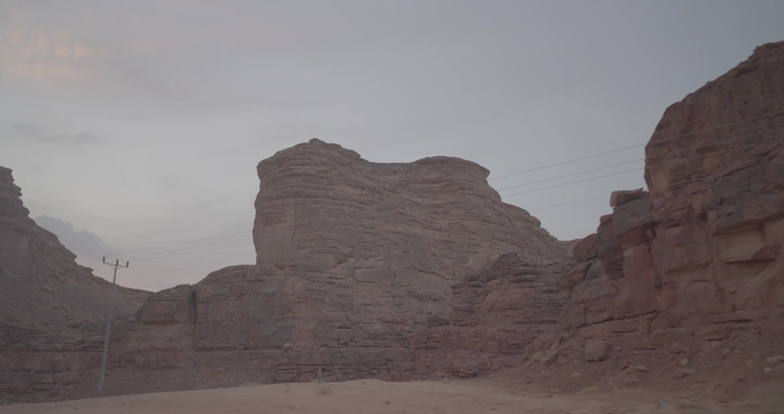 تكوينات صخرية في جبال العلا عند الغروب، لقطة أرضية.