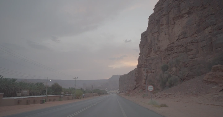 طريق بين جبال العلا عند الغروب، منظر طبيعي.